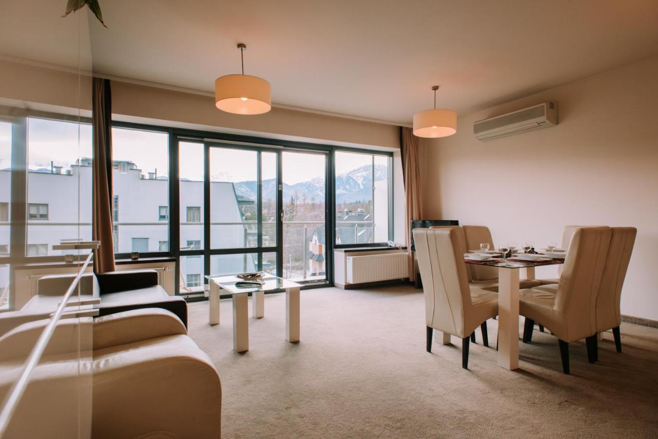 One-Bedroom Apartment with Mountain View