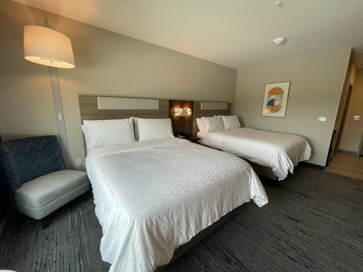 Standard Room with Two Queen Beds