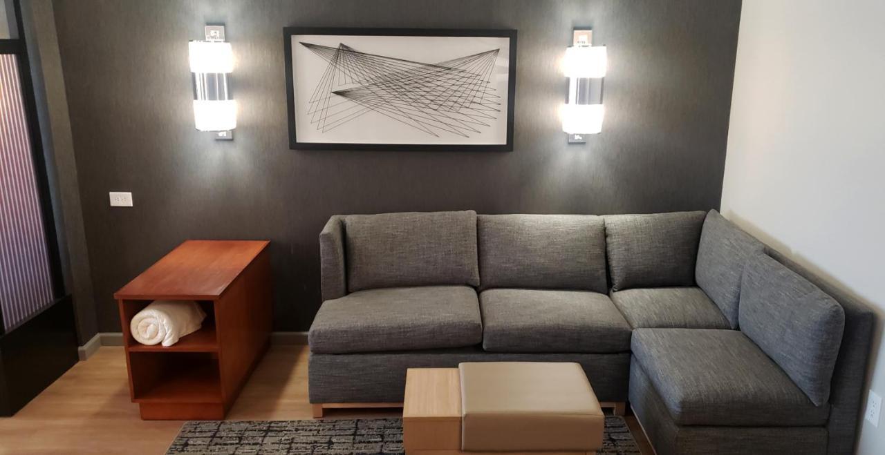 Habitación con cama extragrande y sofá cama - Planta superior