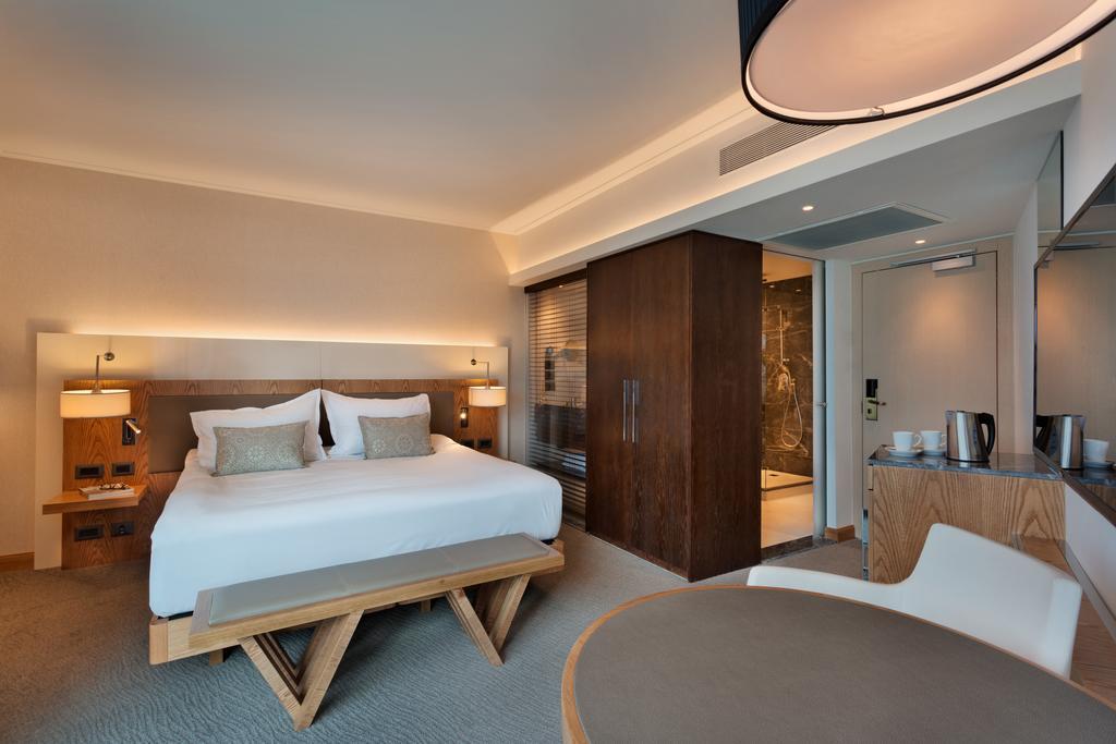 Chambre Double Deluxe avec Balcon - Vue sur Ville (Couples Uniquement)