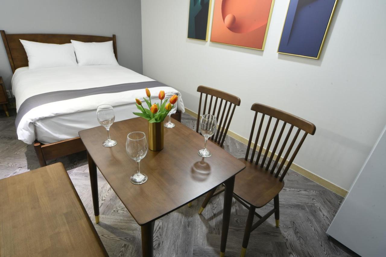 Deluxe Family Room City View with Rooftop Swimming Pool Access For 4
