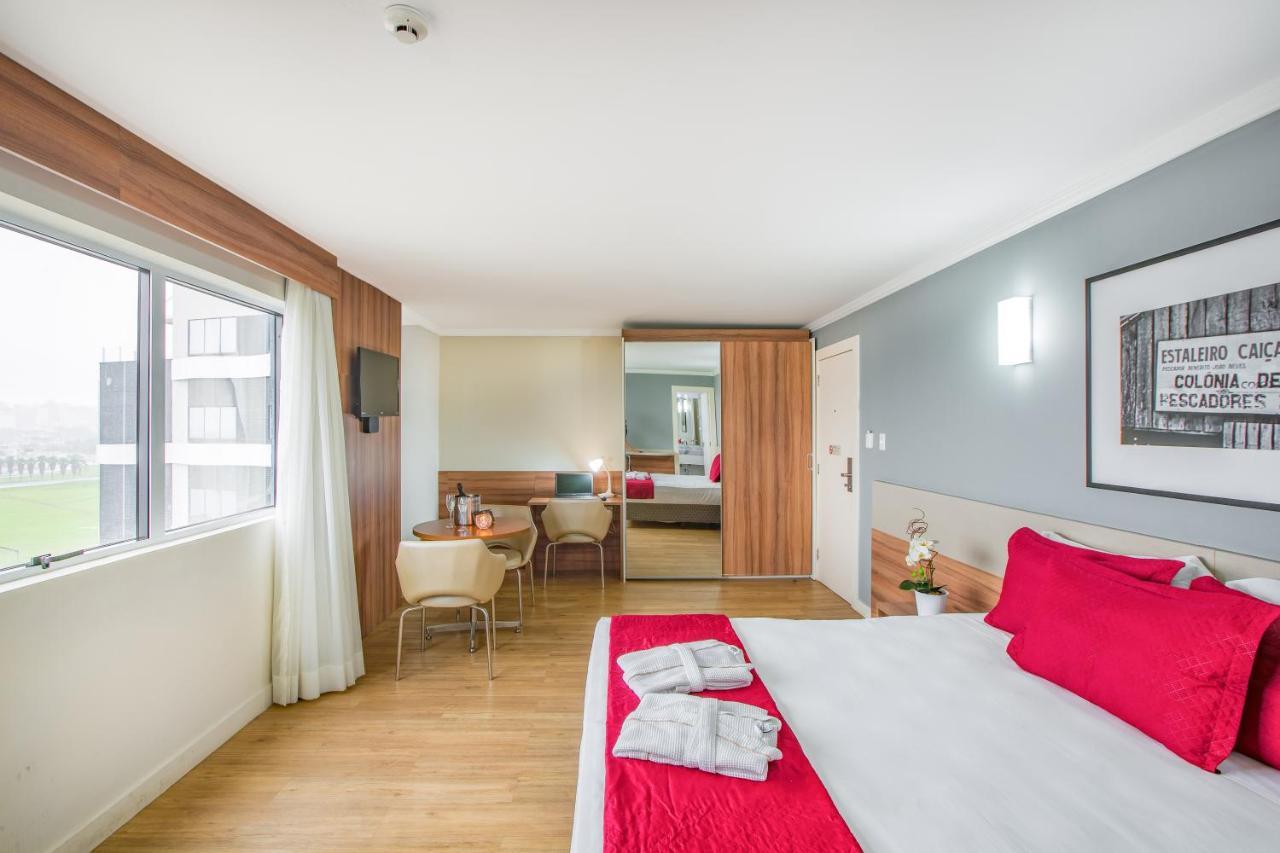 Suite con bañera de hidromasaje y vistas al mar