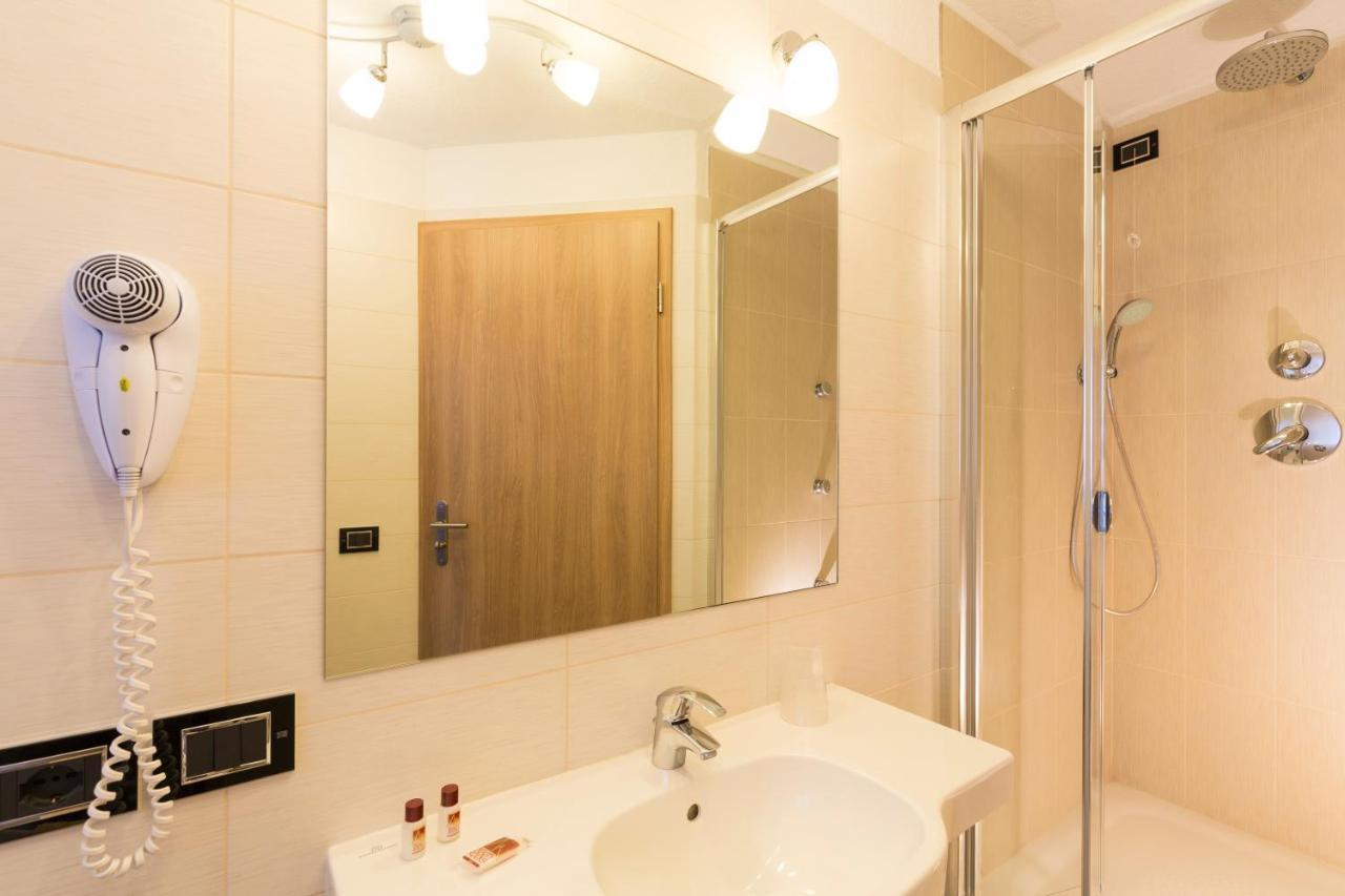 Double or Twin Room with Mountain View