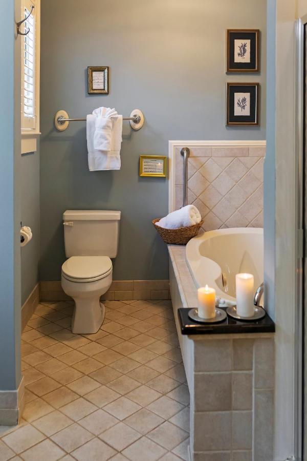 Queen Suite with Spa Bath