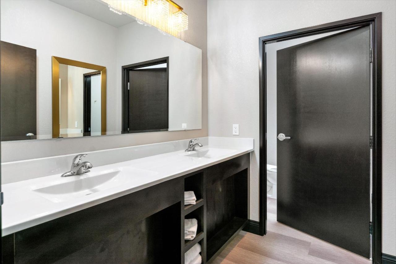 Deluxe Queen Suite