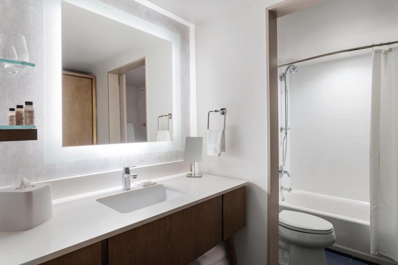 Suite Lit King-Size avec Canapé-Lit et Balcon - Vue Partielle sur Baie