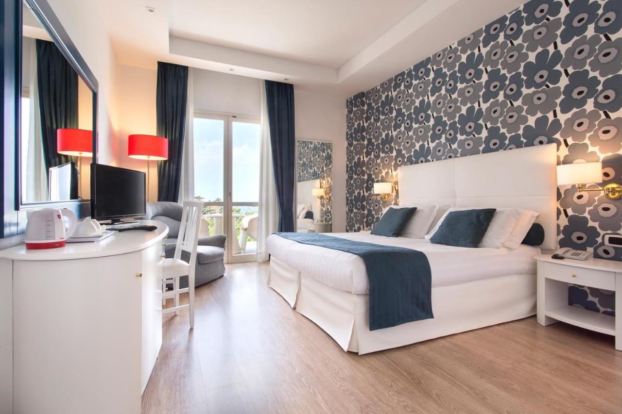 Double or Twin Room with Partial Sea View