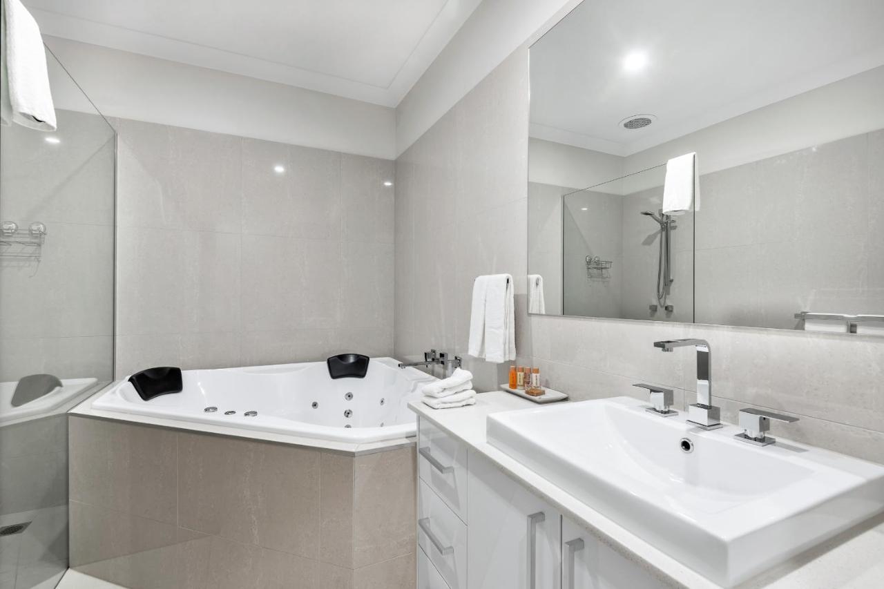 Queen Room with Spa Bath