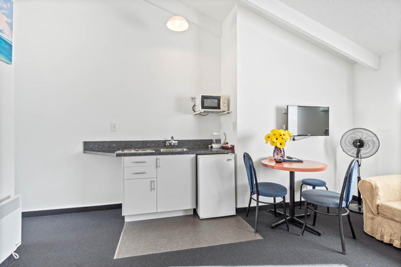 Large One-Bedroom Apartment - Top Floor
