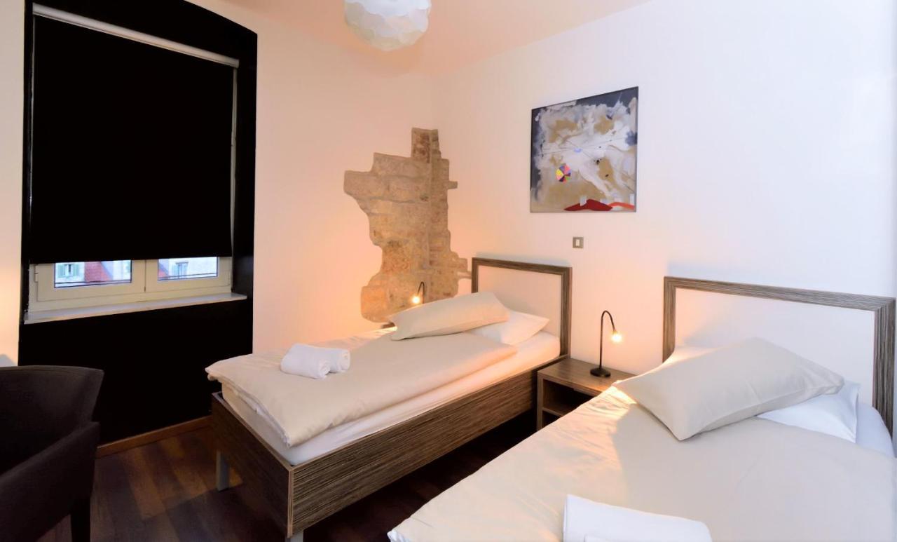Quarto Superior com 2 Camas de Solteiro Vista da Cidade