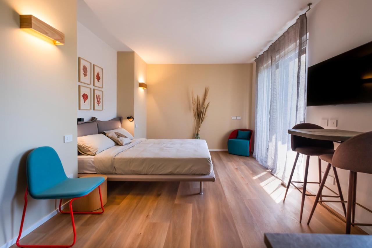 Deluxe Double Room with Balcony and Partial Lake View
