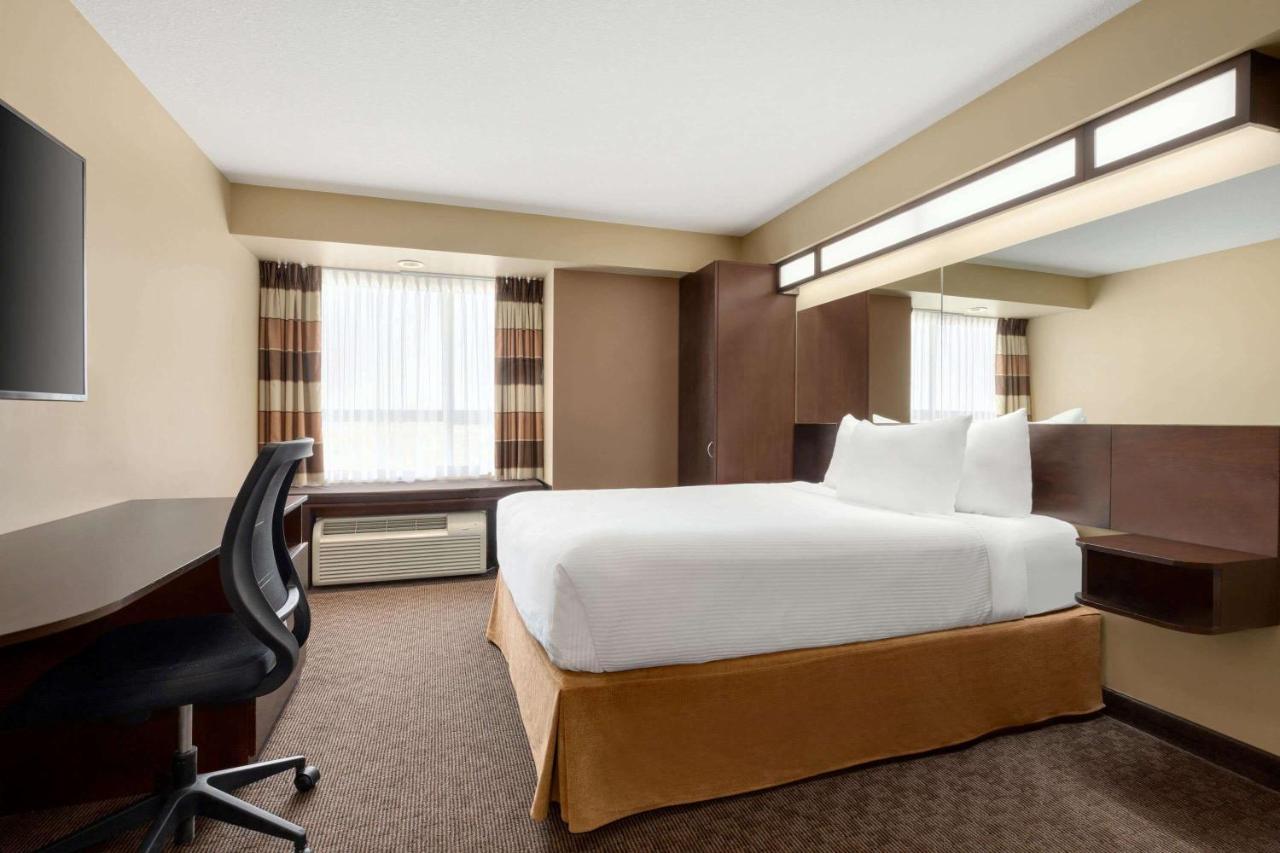 Deluxe Queen Room - Non-Smoking