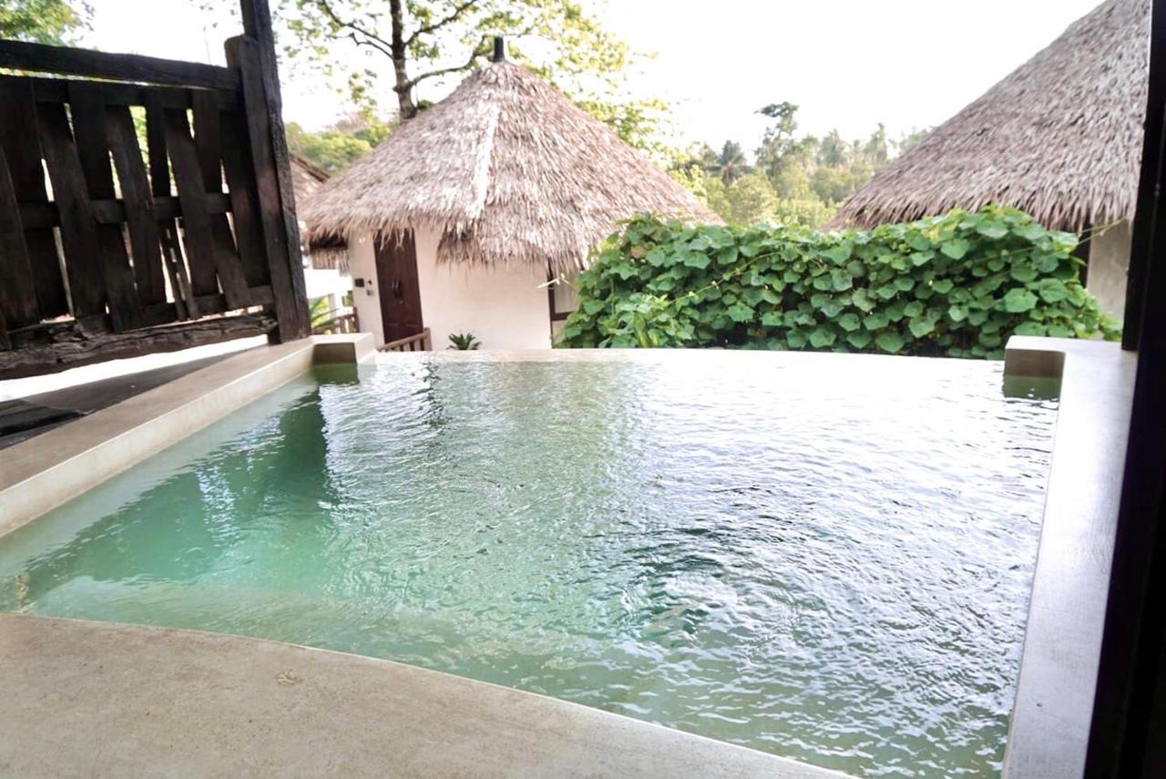 AANA Villa mit Tauchbecken und Gartenblick