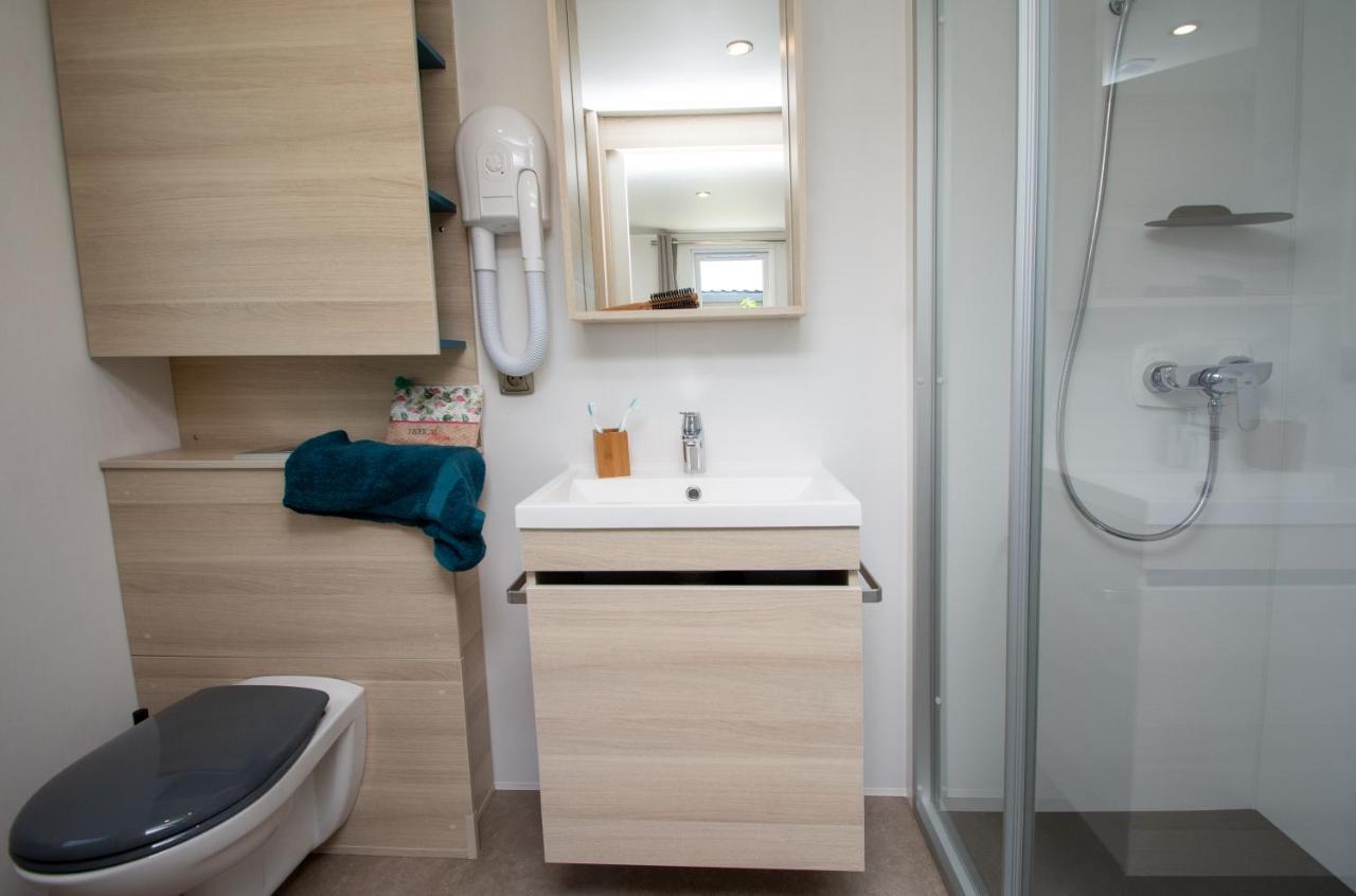 Mobil home KeyWest - 2 personnes, Draps tissus et serviettes fournis, TV et climatisation, terrasse couverte