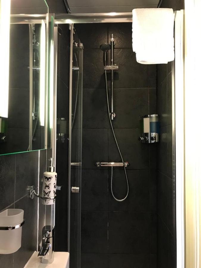 Single Room Private Bathroom