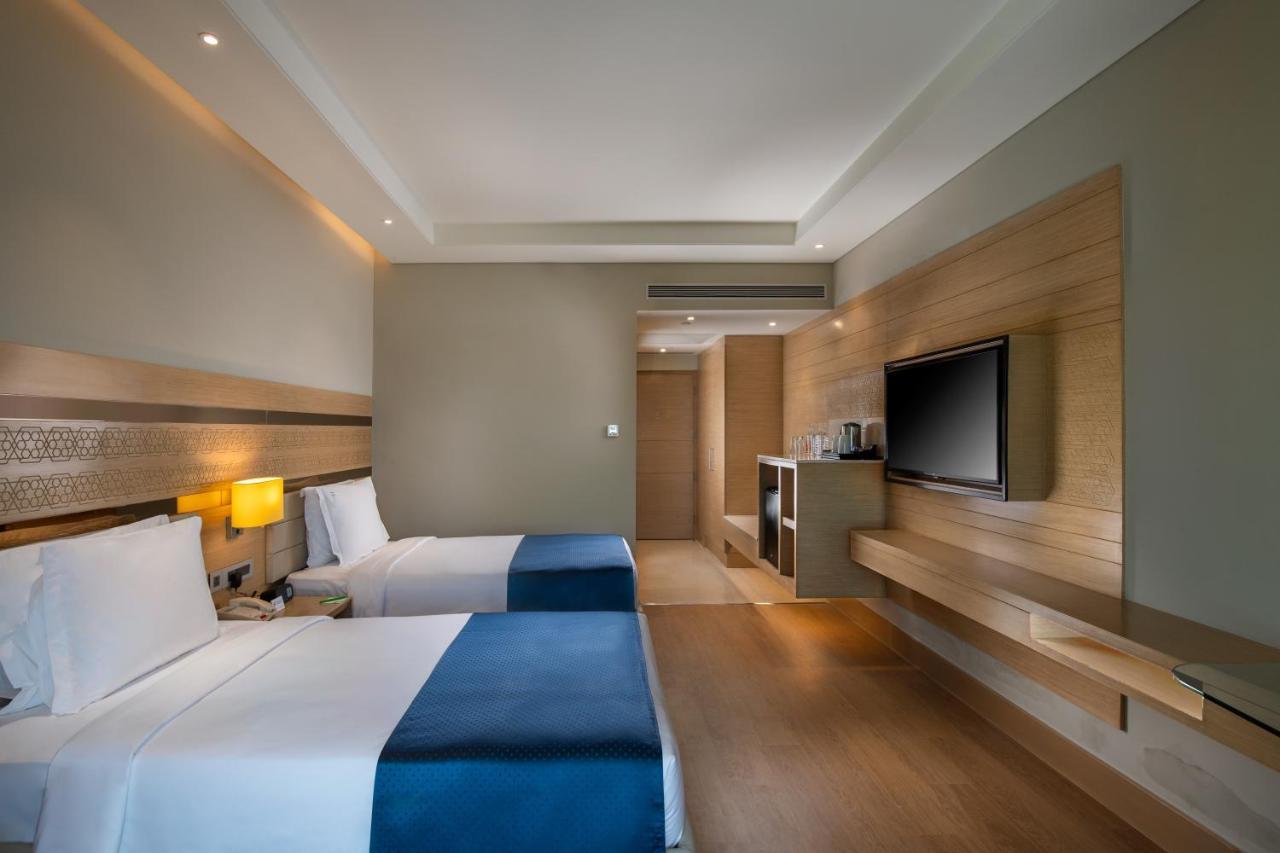 Standard Twin Room with 15% off on F&B | 20% off on laundry | Happy Hours (1+1) from 12 noon to 8 pm