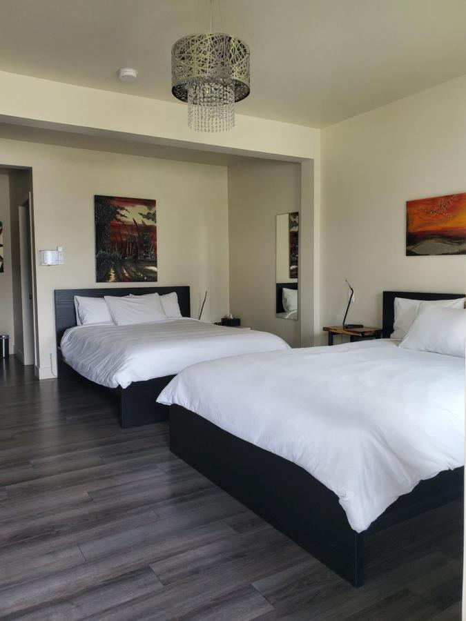 Deluxe Queen Suite
