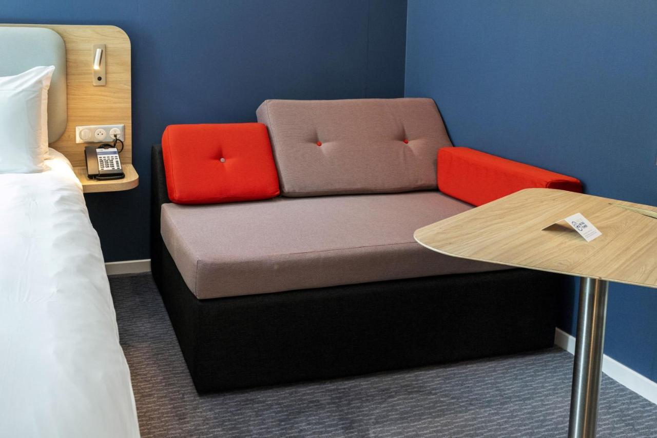 Standard Queen Room Single Sofa Bed
