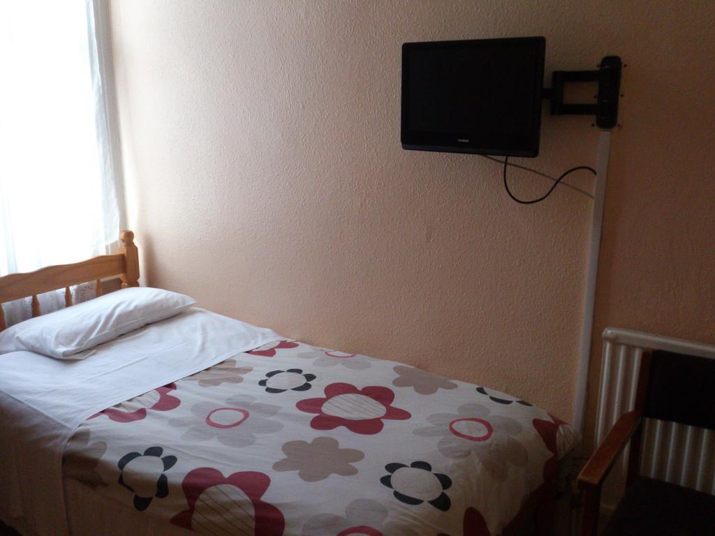 Basic Single Room with Shared Bathroom
