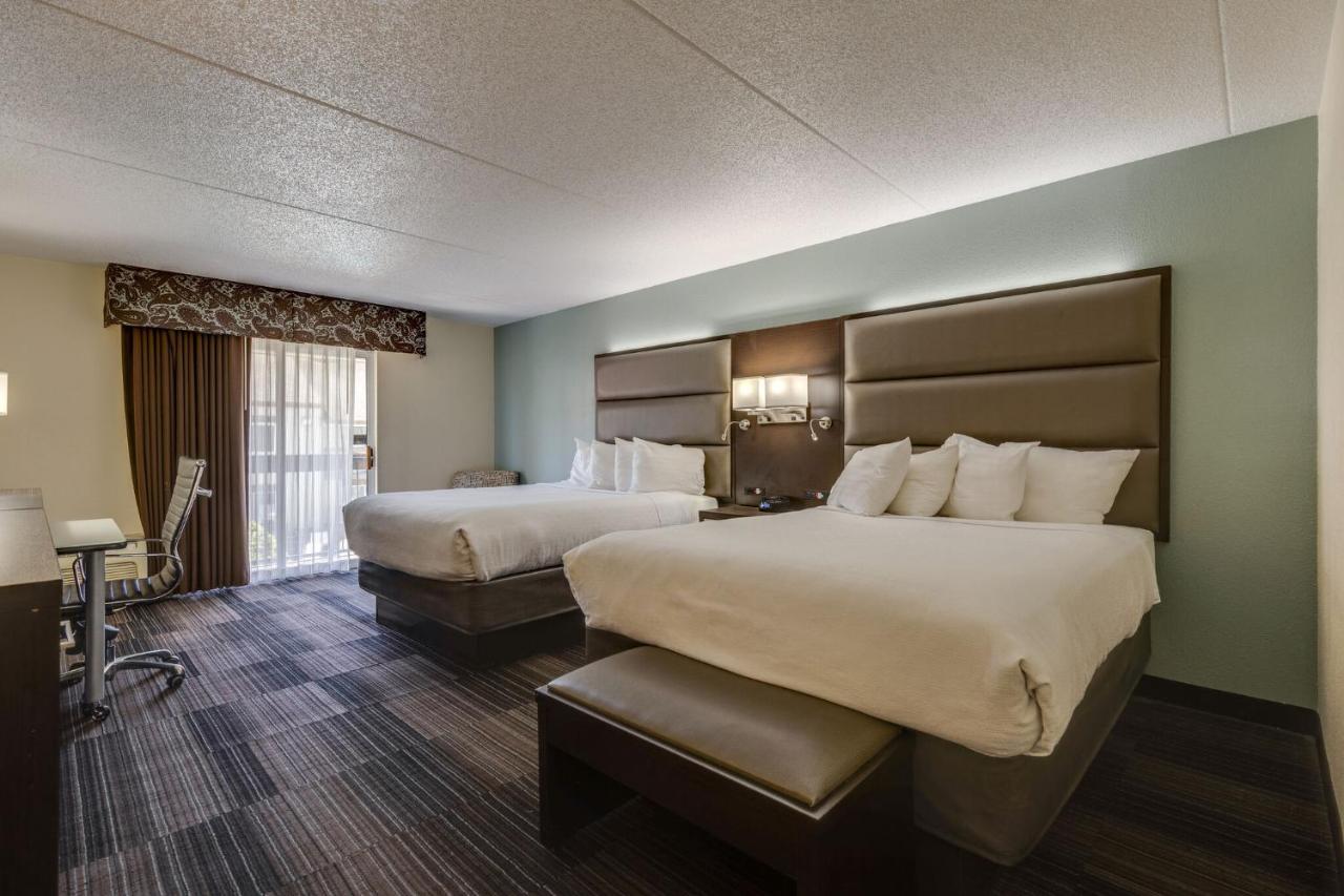 Two Queen Beds Balcony or Patio Complimentary Happy Hour M-Sa