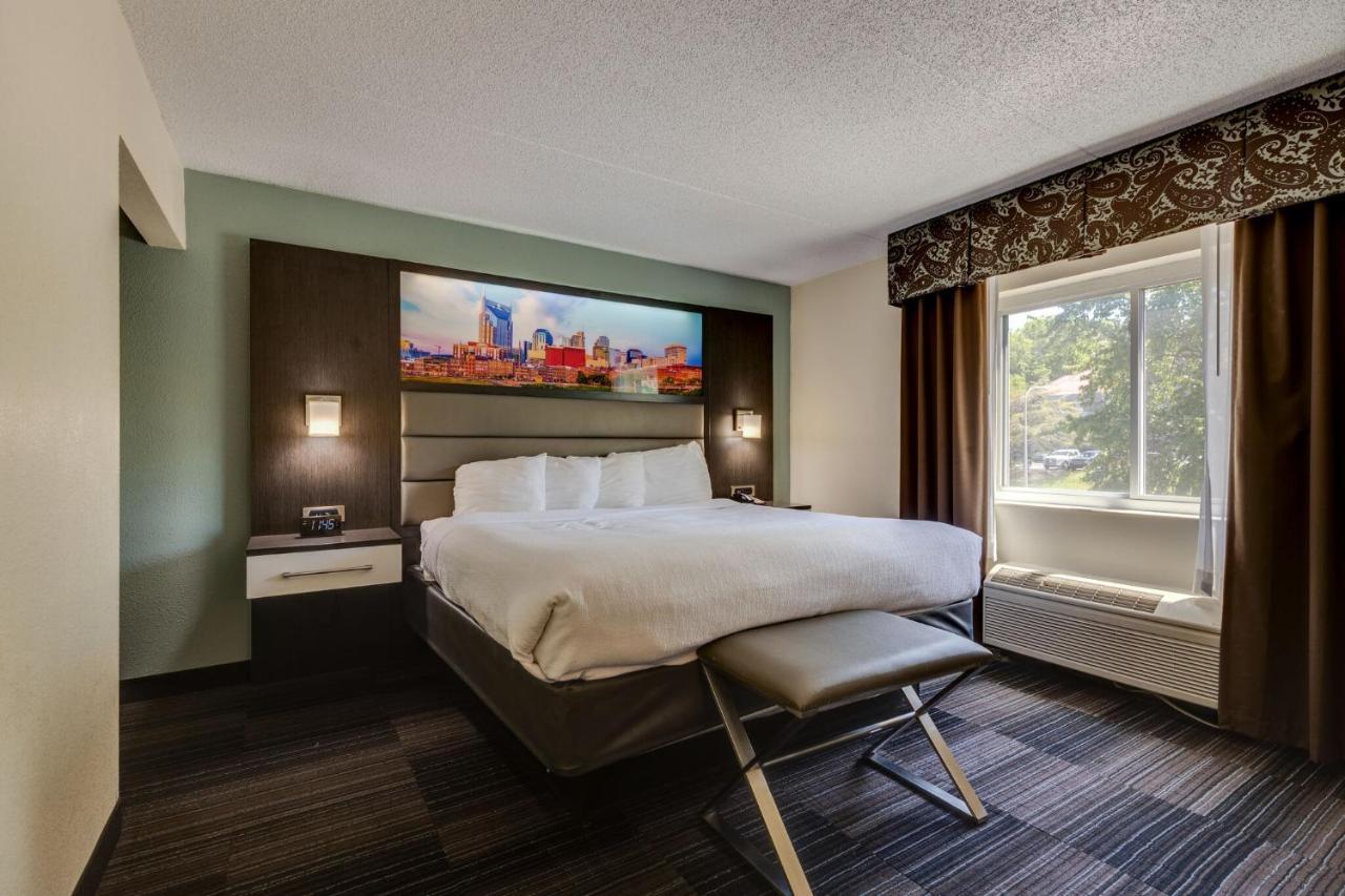 King Suite Complimentary Happy Hour M-Sa