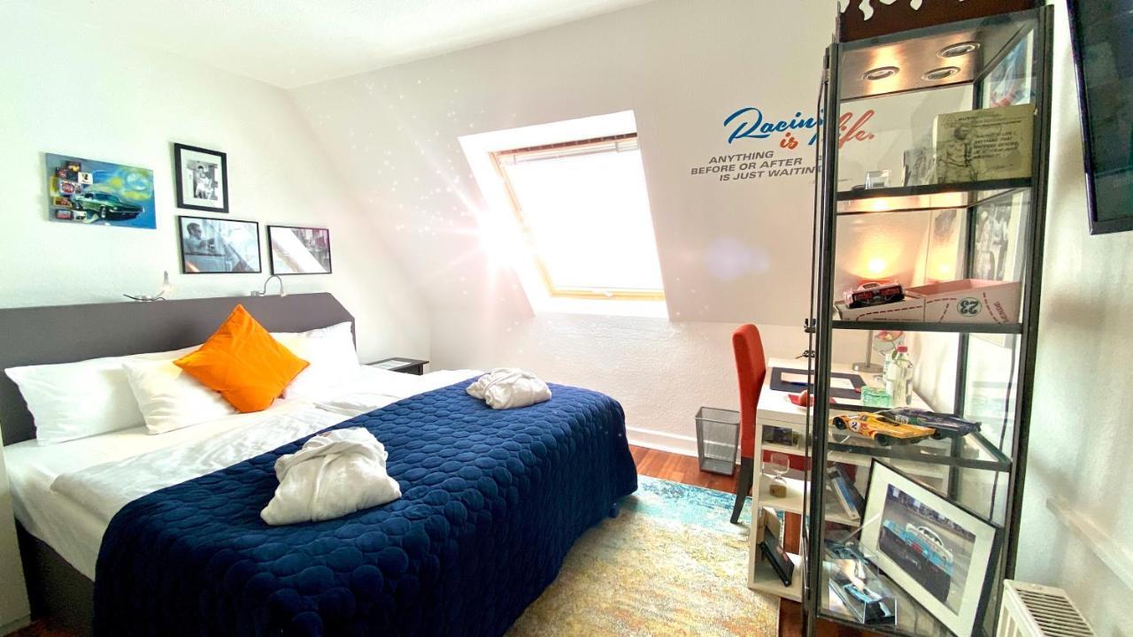 Zimmer mit Kingsize-Bett