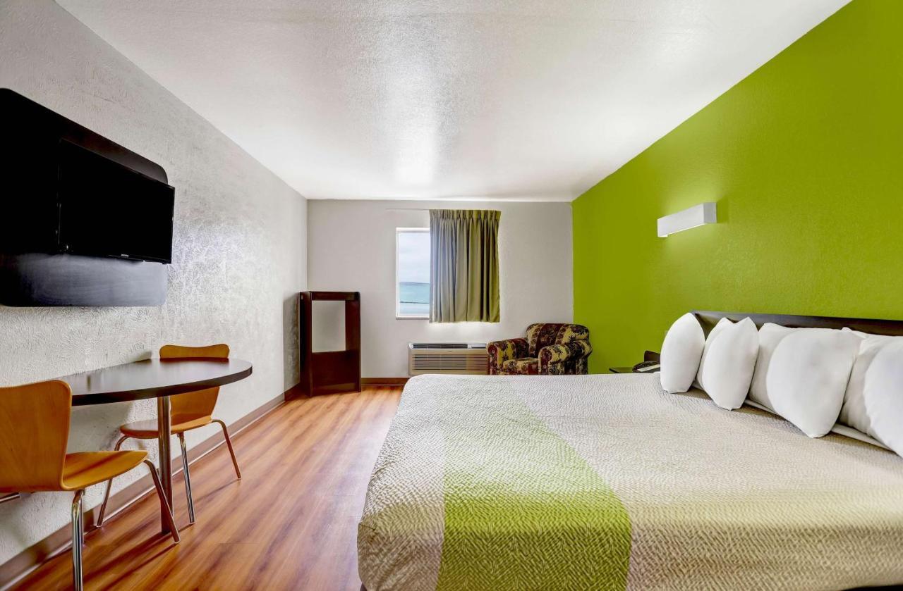 Deluxe King Room - Non-Smoking