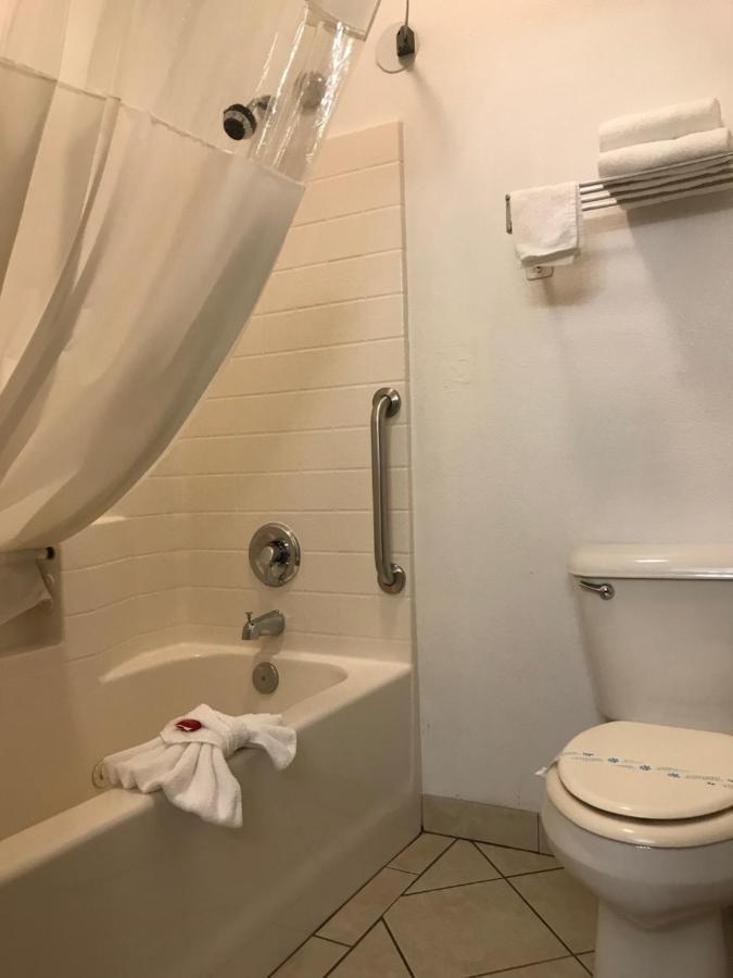 Queen Room with Bath Tub - Mobility Accessible/Non-Smoking