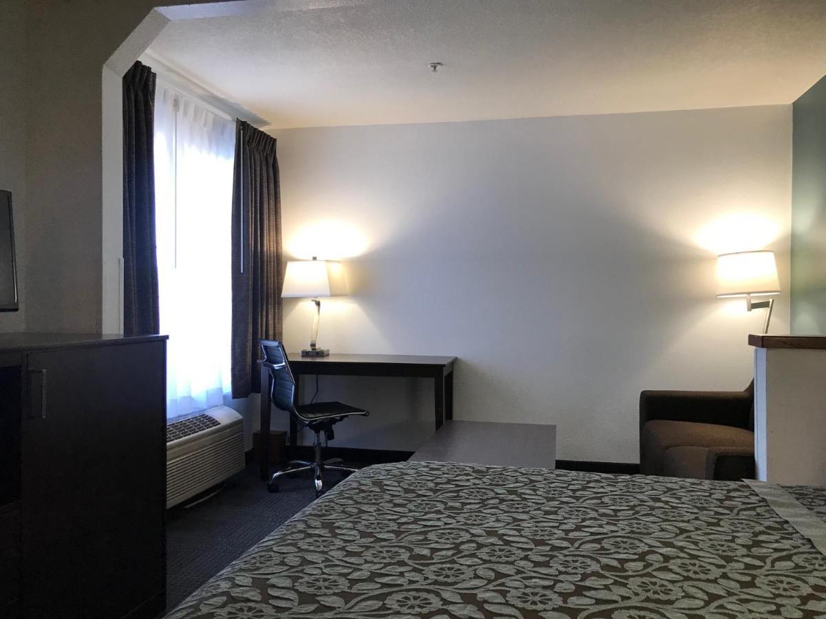 Queen Room with Roll-In Shower - Mobility Accessible/Non-Smoking