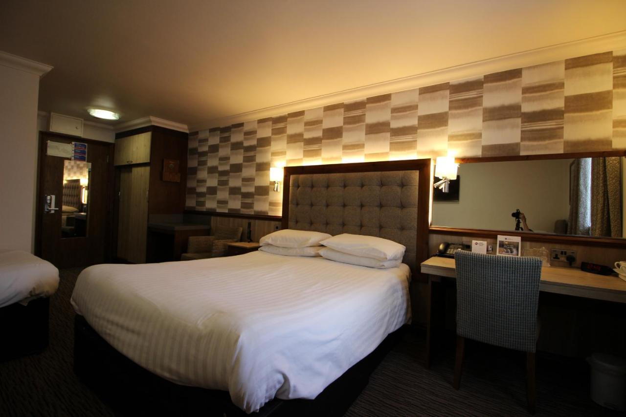 Family Room with One Double Bed and Two Single Beds - Non-Smoking