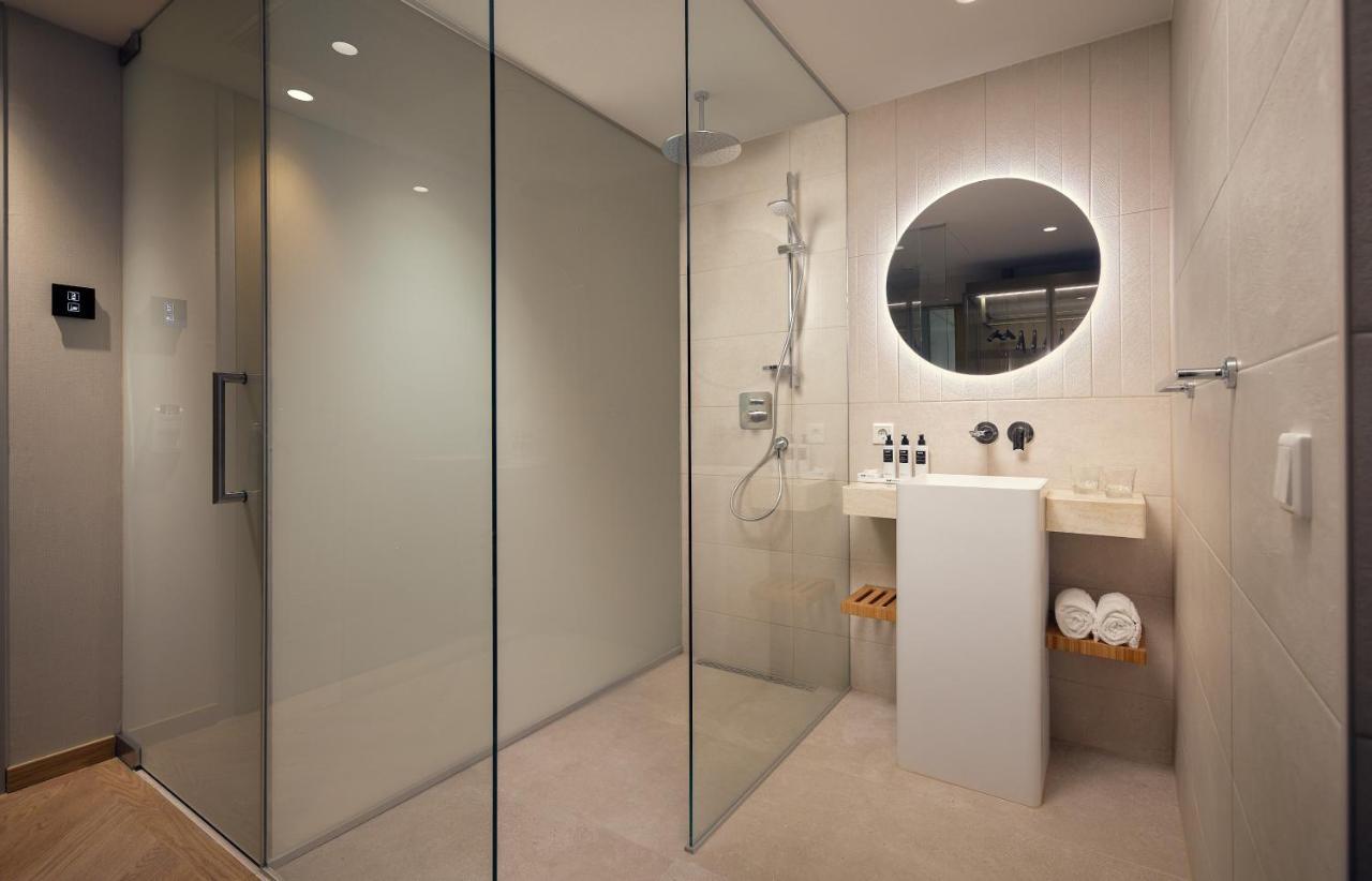 Deluxe Double Room Bath,1115559048:JPEG