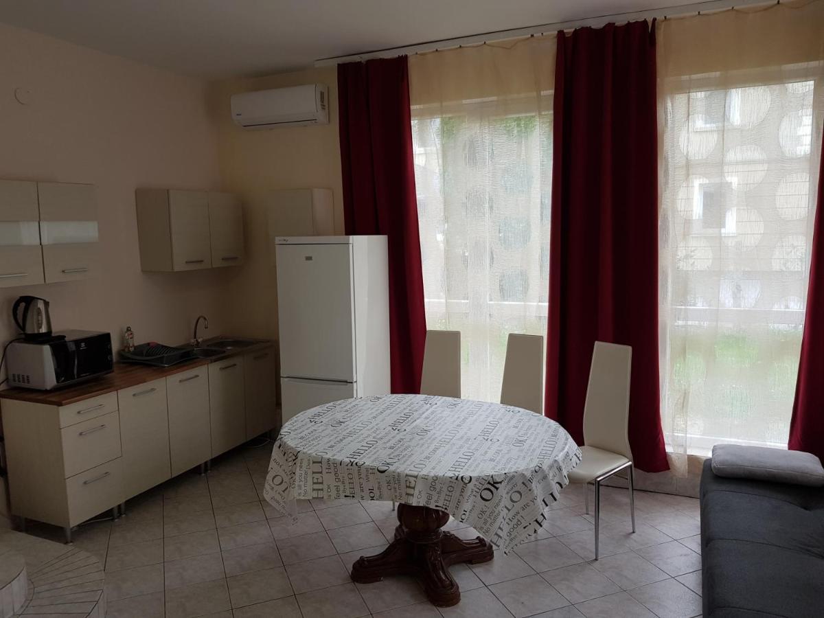 Szoba kétszemélyes ággyal és kilátással a kertre