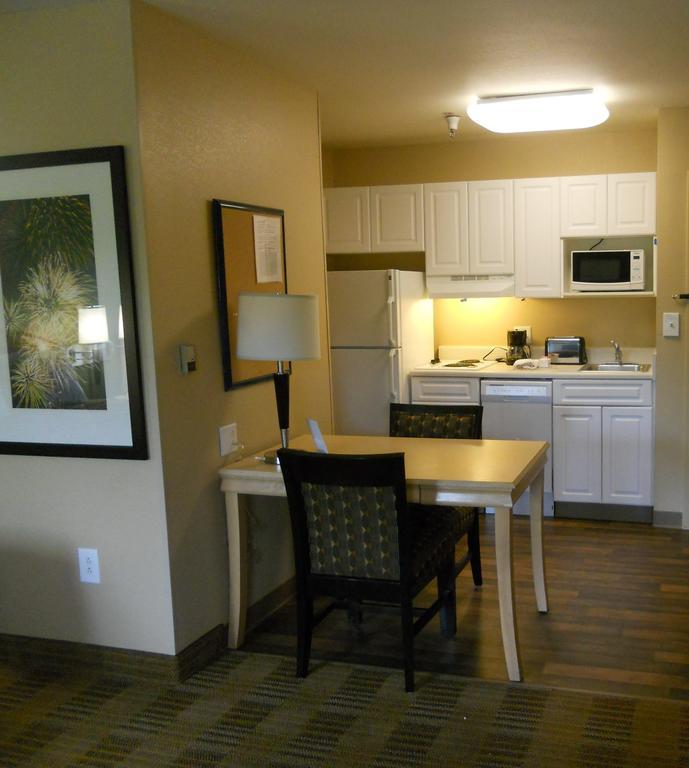 Deluxe Studio with Two Queen Beds - Disability Access/Non-Smoking