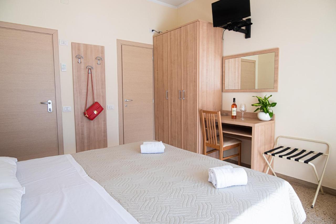 Doppel-/Zweibettzimmer mit Balkon
