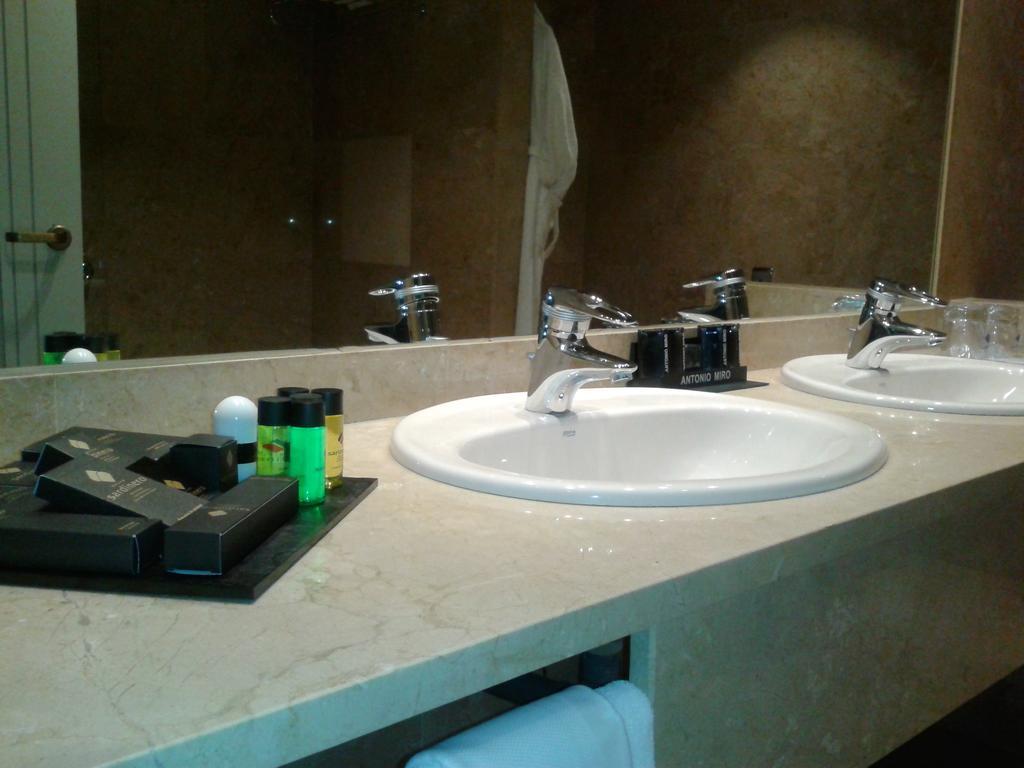 Queen Room with Sea View (2 Adults + 1 Child)