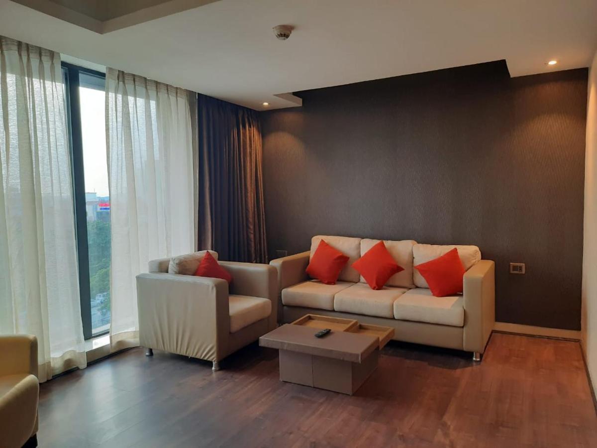 King Suite City View Walk Shower Enjoy savings on Food & Beverages soft Happy Hours Buy 1 1 on IMFL 400 PM – 800 PM Complimentary snacks select liquor packages Beer buckets starting from just ₹599,1316761186:JPEG