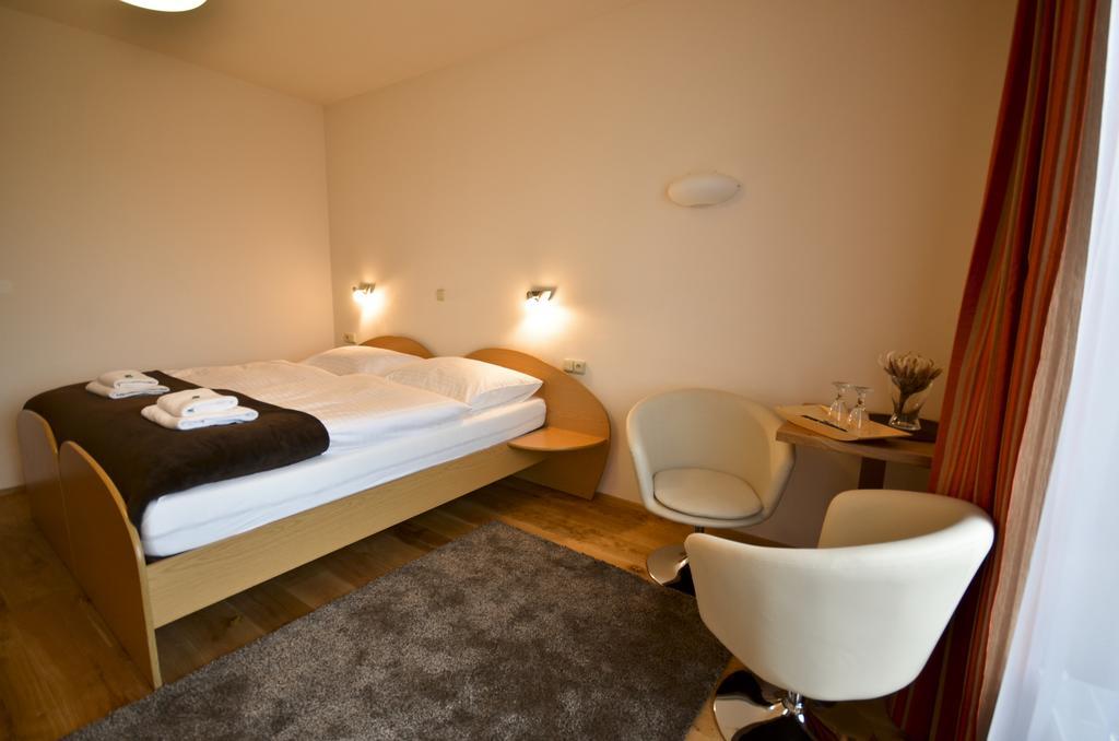 Doppel-/Zweibettzimmer mit eigener Terrasse