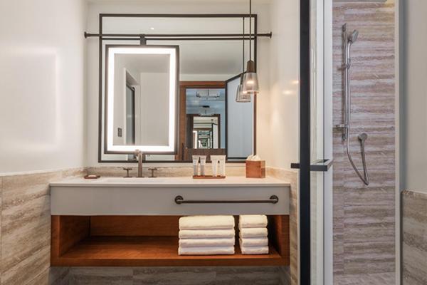 Zimmer mit Kingsize-Bett, Balkon und Hangblick