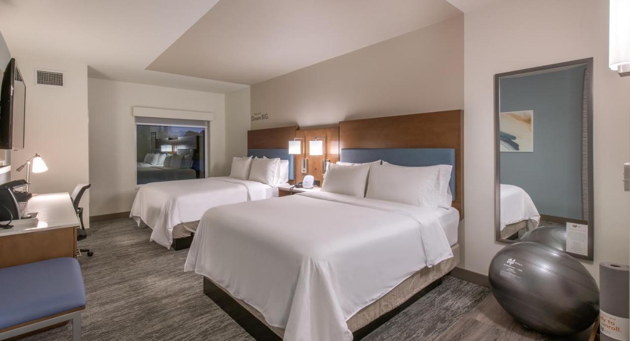 Standard Queen Room with Two Queen Beds and Skyline View
