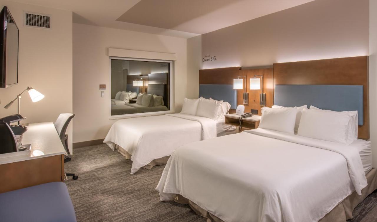 Standard Queen Room with Two Queen Beds and Mobility Accessible Tub