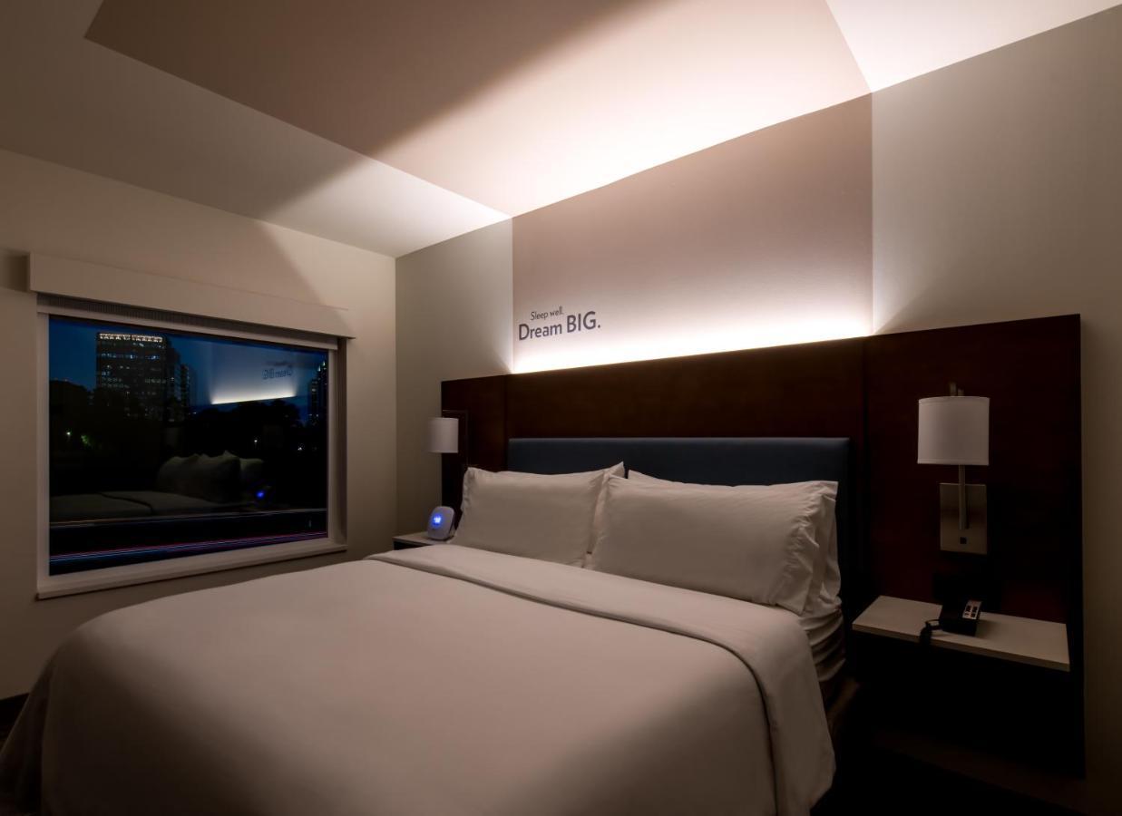 Standard King Room with Skyline View
