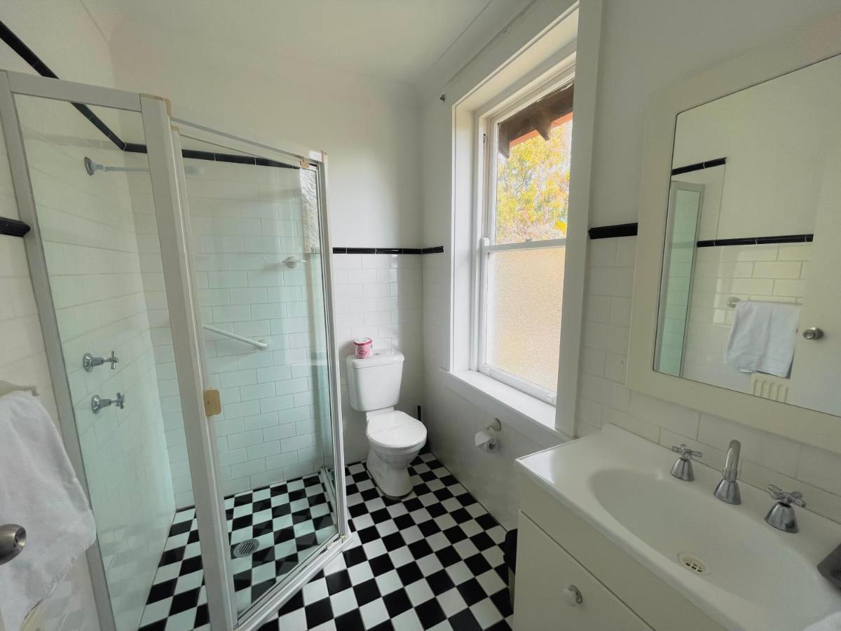 Twin Room with Ensuite Bathroom