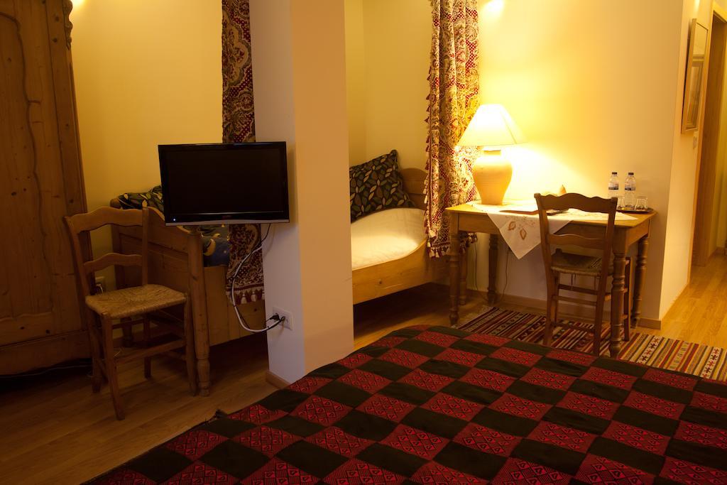 Queen Room - Disability Access - Village View