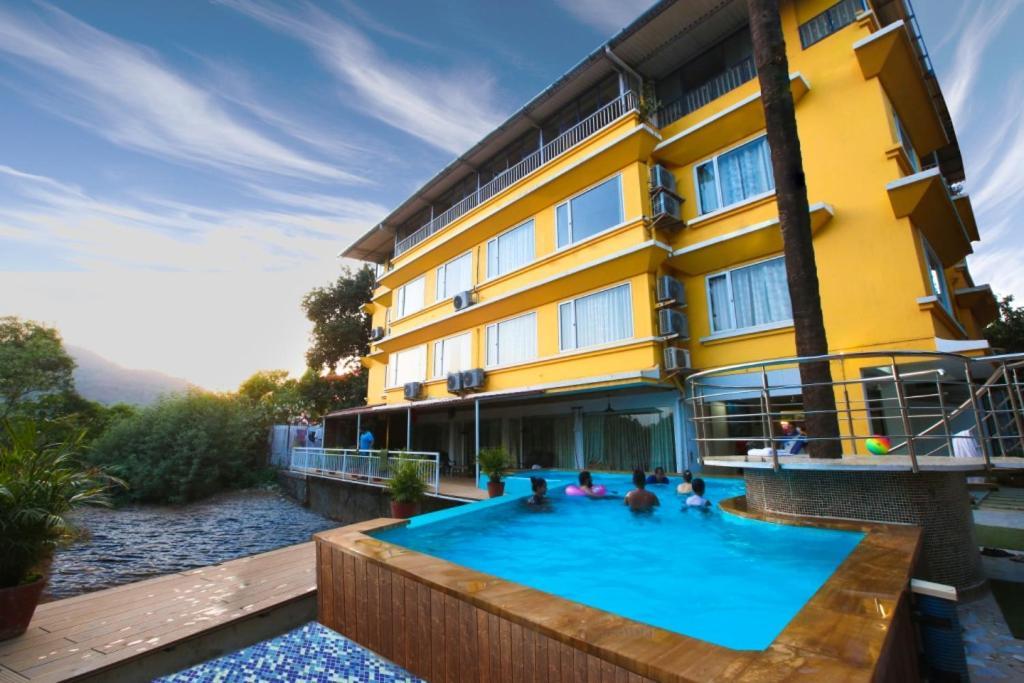 Deluxe Lake Facing Room