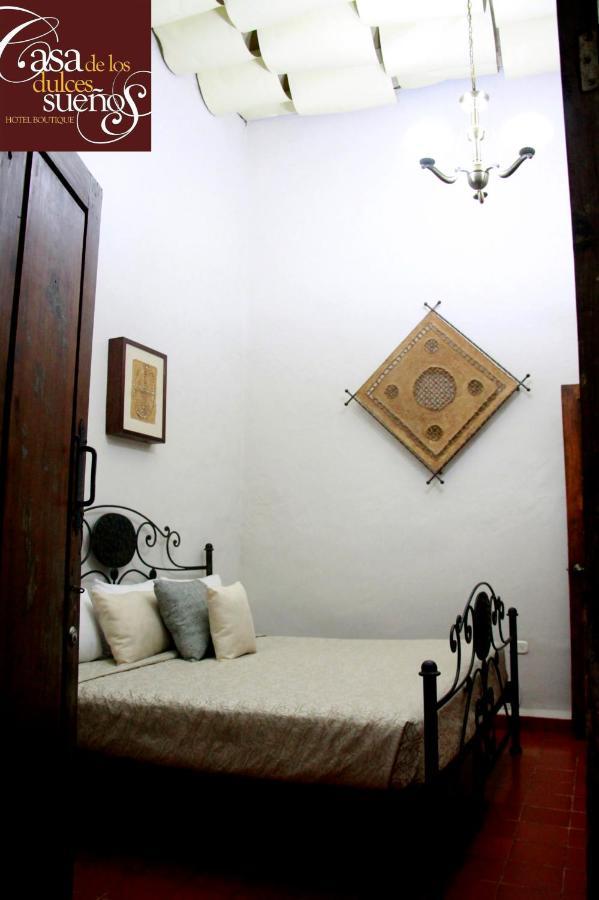 Habitación con cama extragrande.