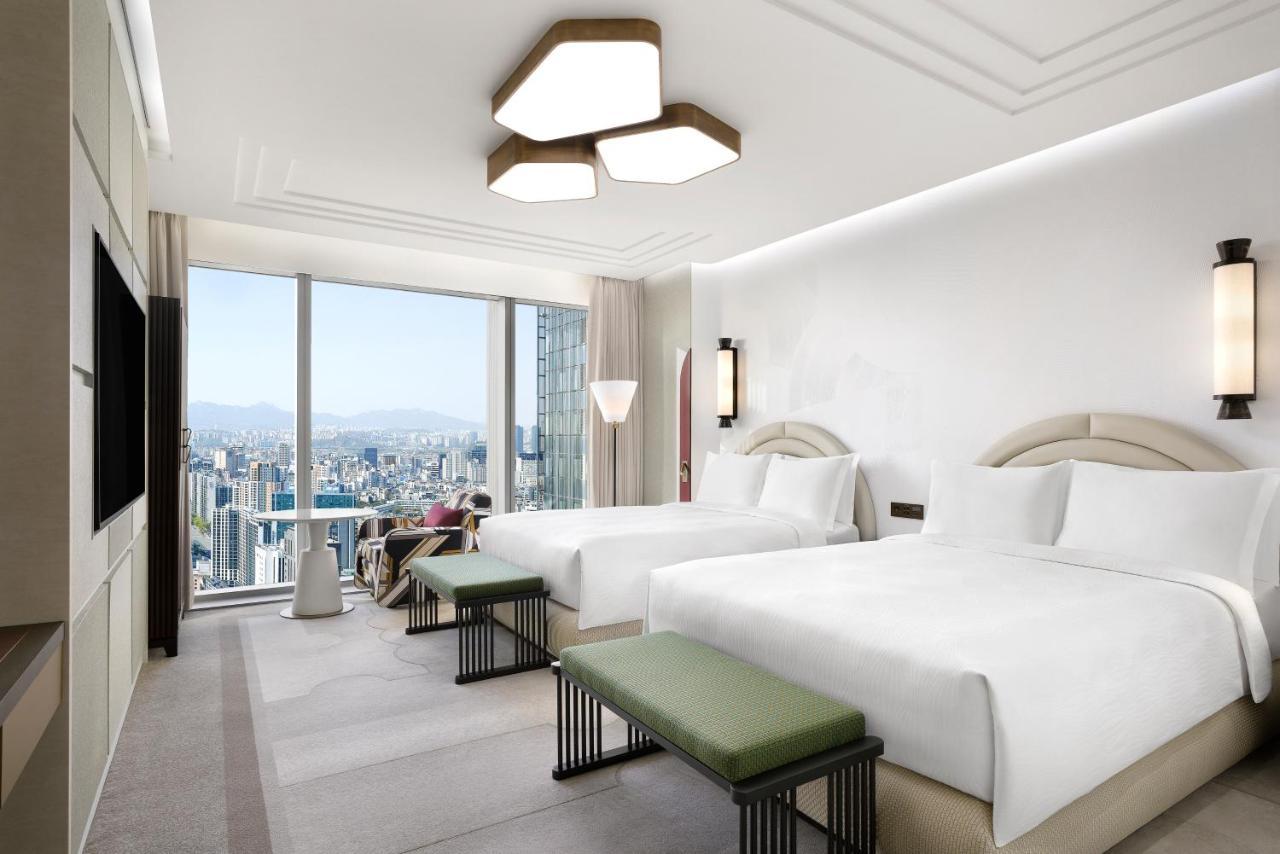 Masters Zimmer mit 2 Queensize-Betten und Stadtblick