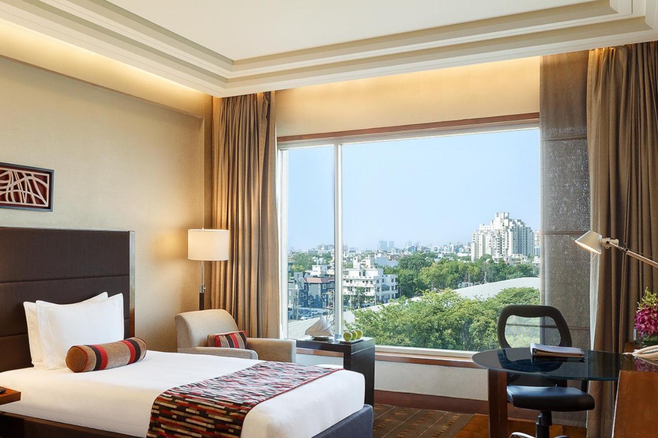 One-Bedroom Suite with Living Area on Mid Floor - Non-smoking