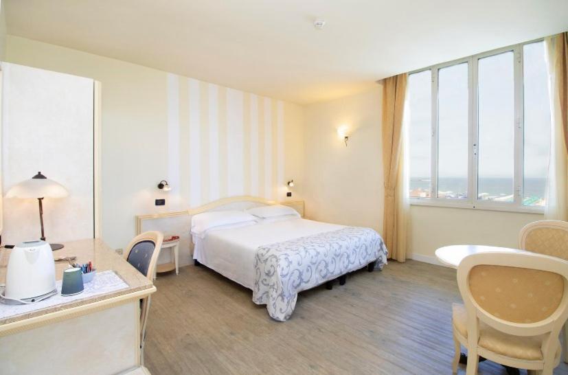 Dreibettzimmer mit Meerblick