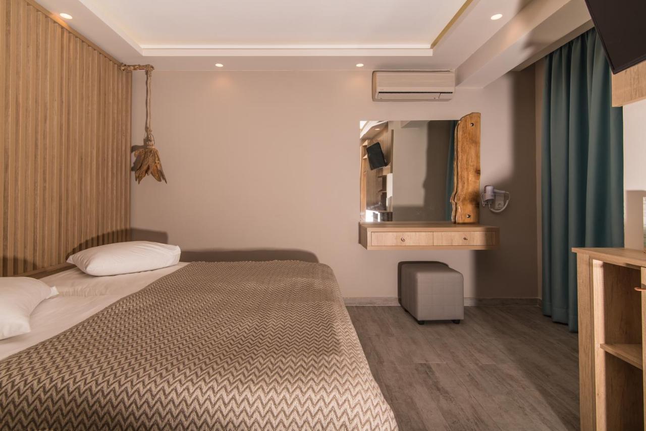 Deluxe Familiesuite met 2 Slaapkamers en Uitzicht op het Zwembad
