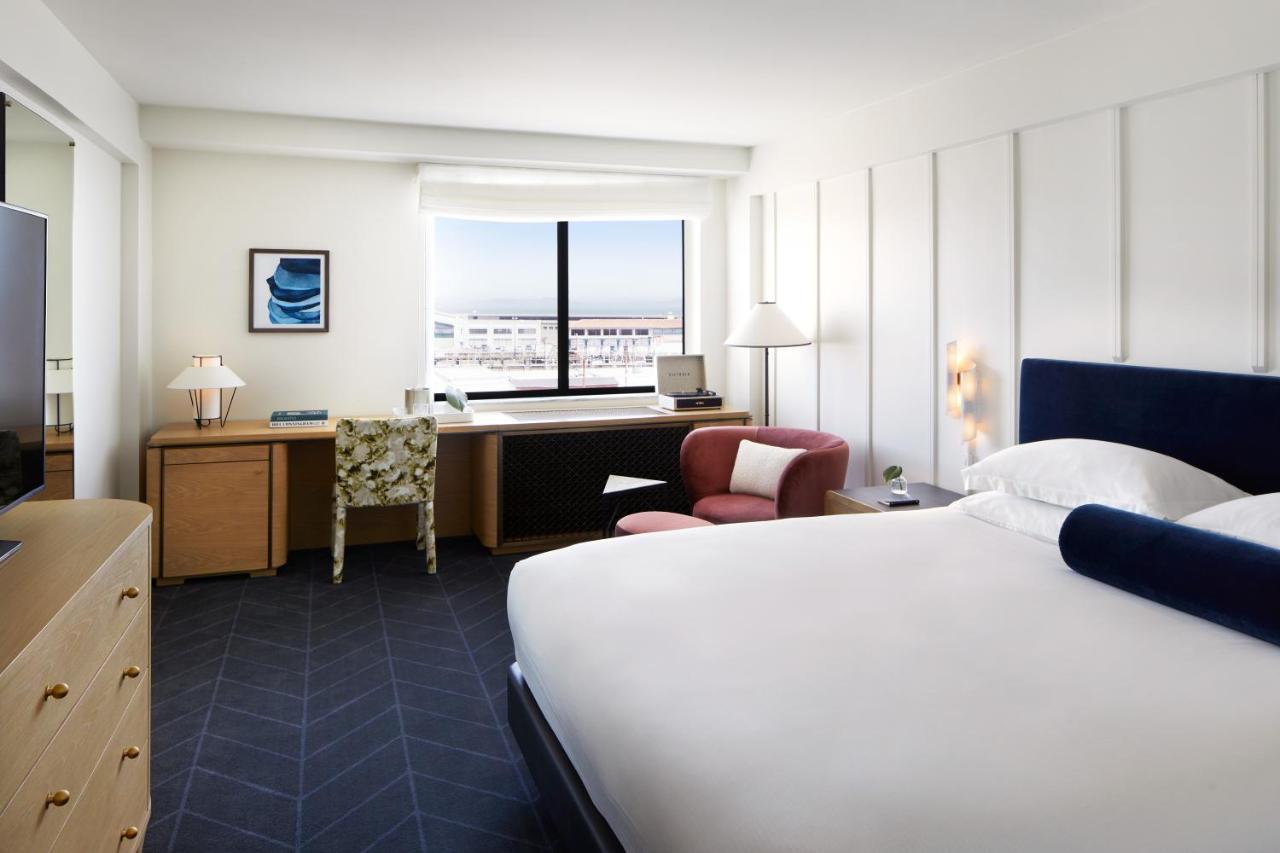 Premium Zimmer mit Kingsize-Bett und Blick auf die Stadt